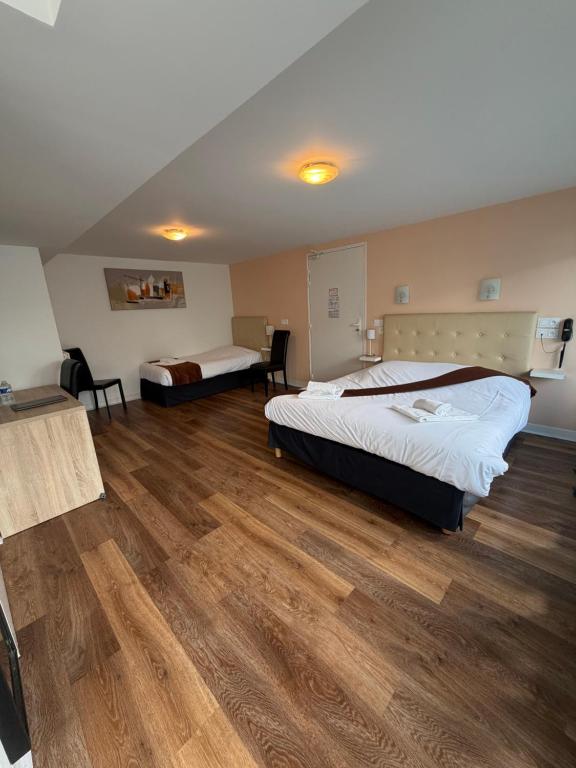 Logis Hôtel Le Bretagne - Chambre Triple - Accès Personnes Handicapées
