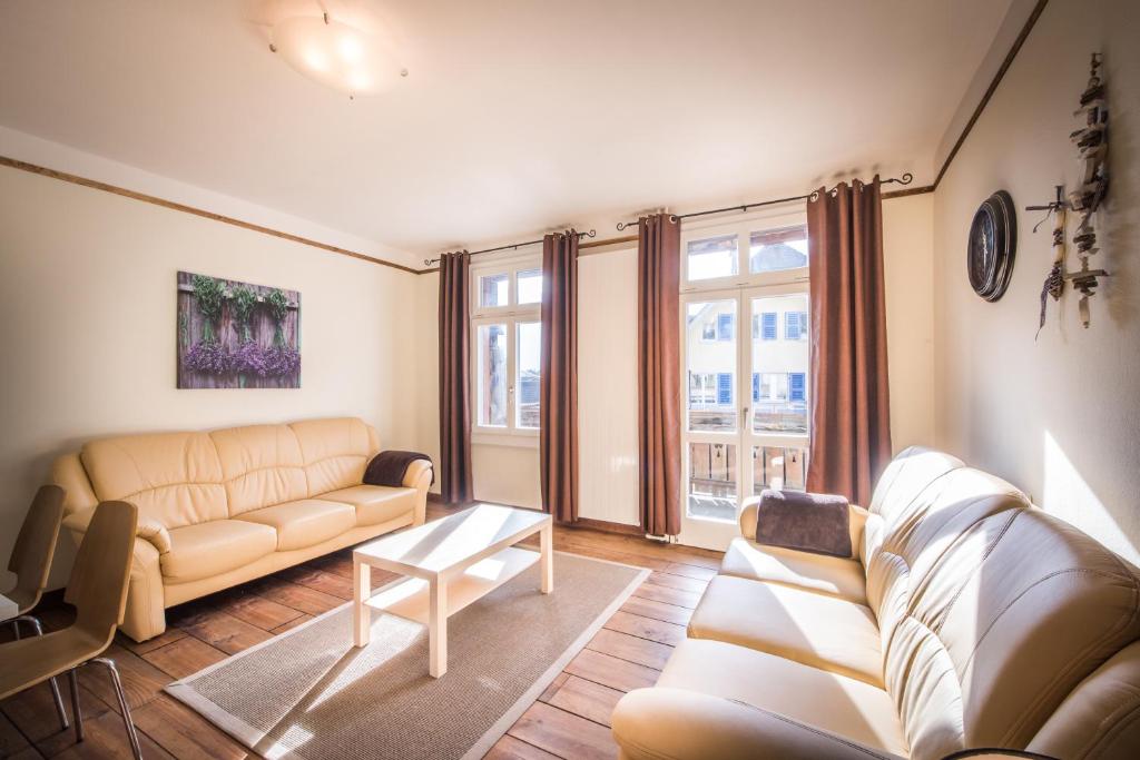 ein Wohnzimmer mit einem Sofa und einem Tisch in der Unterkunft Chalet Cecile in Interlaken