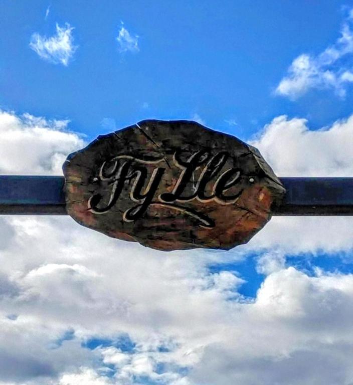 a sign that says fly me in front of a cloudy sky at Fy Lle -Mi lugar- Gaiman in Gaiman