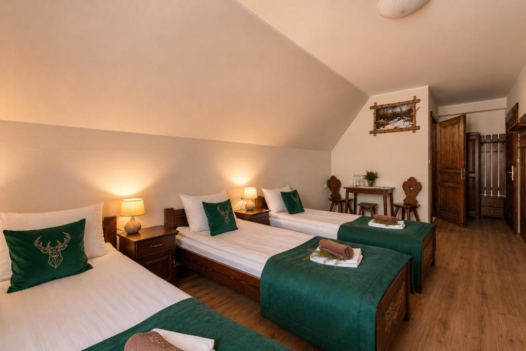 DWOREK MYŚLIWSKI HUBERT- przy samych Termach Bania i Stoku Narciarskiego Kotelnica, na miejscu wypożyczalnia nart, rowerów elektrycznych w atrakcyjnej cenie dla gości - Triple Room With Balcony