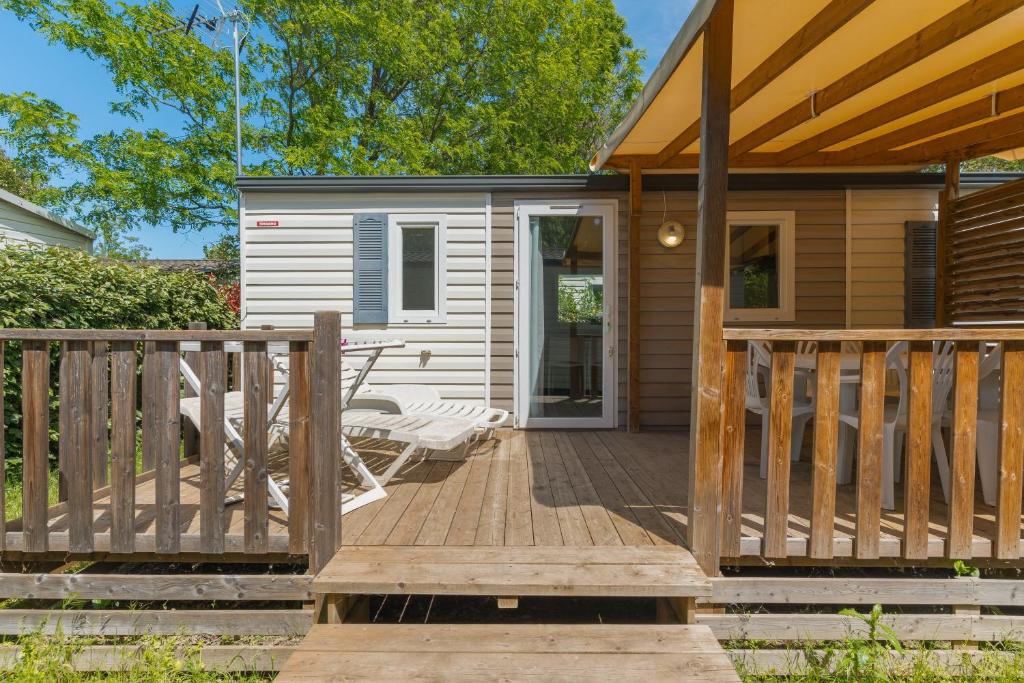 a porch of a tiny house with a deck at Mobil-home Le 154 aux Iscles in La Roque-dʼAnthéron