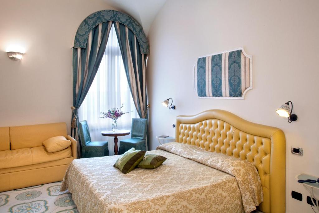 A bed or beds in a room at Albergo L'Antico Convitto