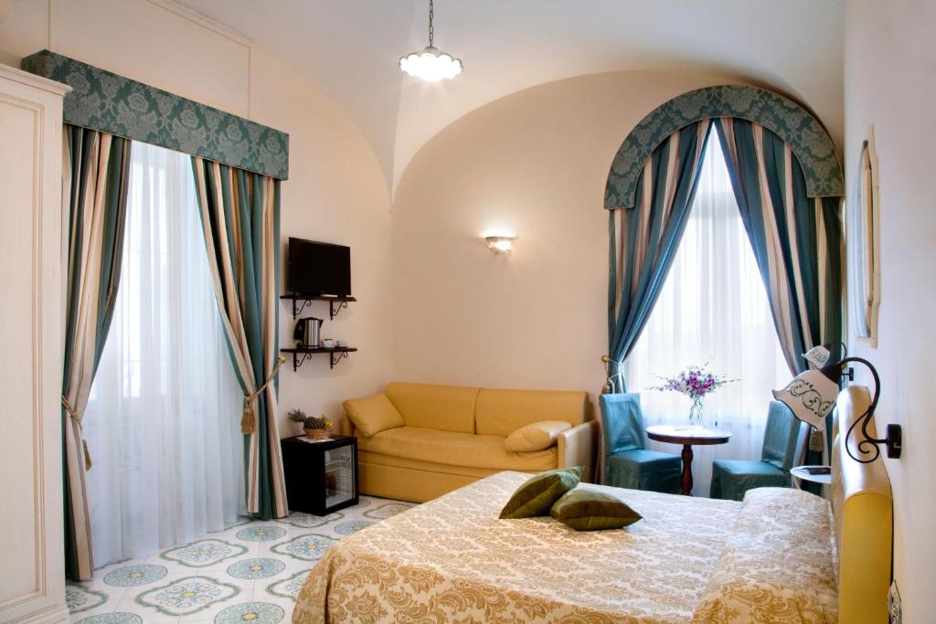 A bed or beds in a room at Albergo L'Antico Convitto