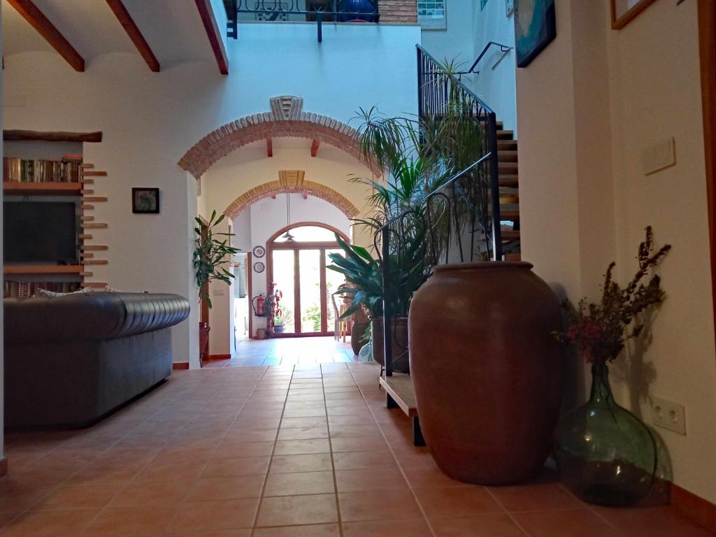 a hallway in a house with a large vase at Can Perles casa rural in Tárbena