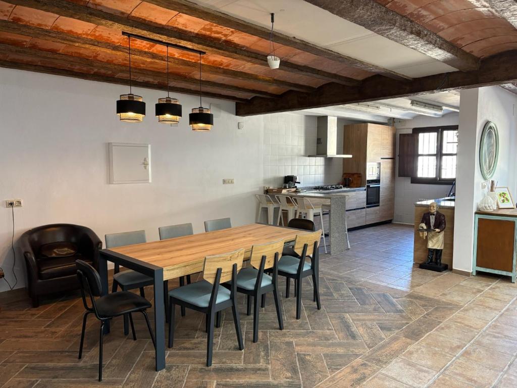 a kitchen and dining room with a wooden table and chairs at Camino Real in Jerte