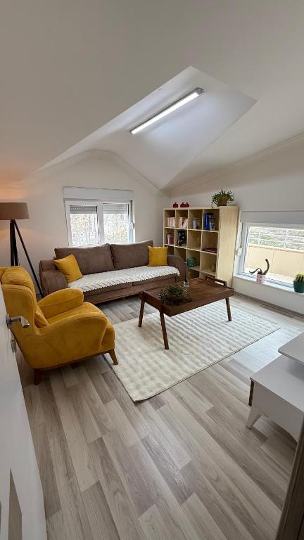 a living room with a couch and a table at Peribacası Manzaralı Modern Daire in Ürgüp