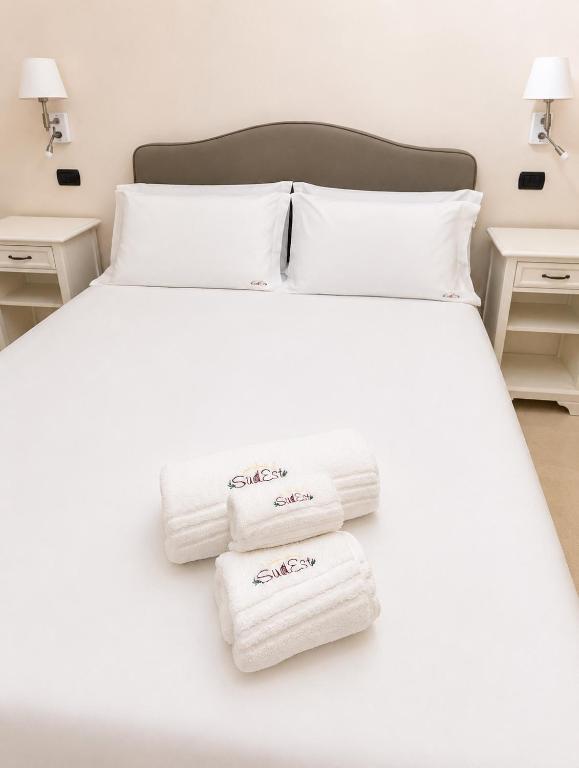 a bedroom with a bed with towels on it at B&B Sud Est in Carmiano
