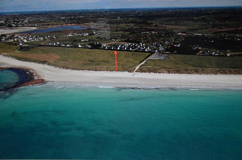 an aerial view of a beach and the ocean at Maison de plage in Guissény