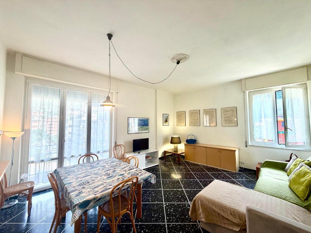 ein Wohnzimmer mit einem Tisch und einem Sofa in der Unterkunft Appartamento Roggero in Levanto