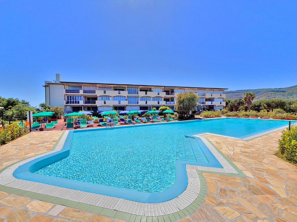 a large swimming pool in front of a hotel at Residenza Verde Blu - ArgonautiVacanze in Capoliveri