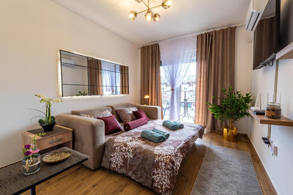a living room with a couch and a table at Apartman Srebrni Horizont in Veliko Gradište