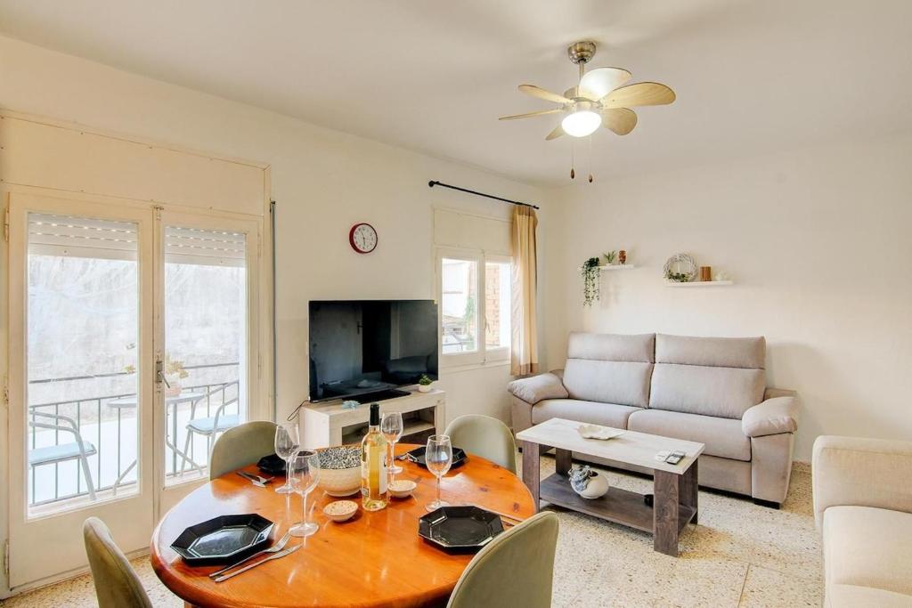 a living room with a table and a couch at Estartit Centro in L'Estartit