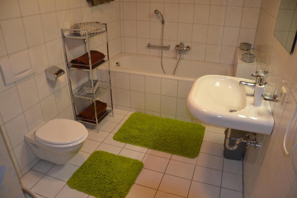 Kúpeľňa v ubytovaní Sunnaschi Appartements - Wohnungen oder gesamt als "Hütte"