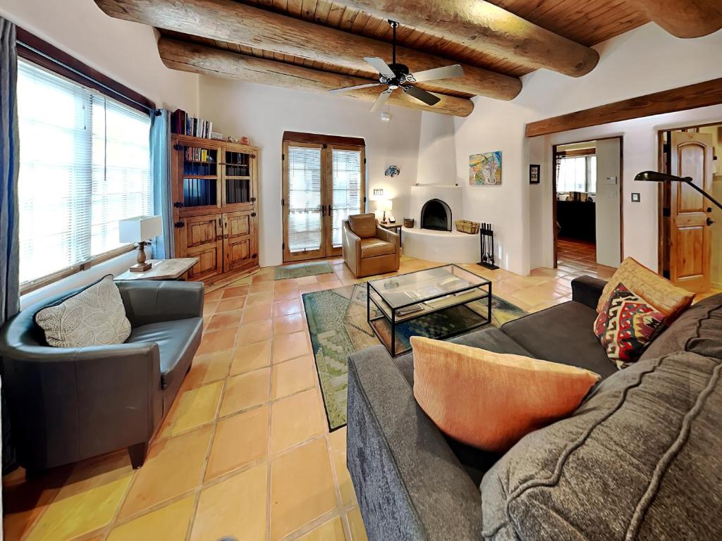 Deseo de Santa Fe, 2 Bedrooms, Patio, WiFi, Sleeps 4 - Housity