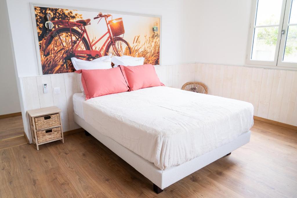 a bedroom with a bed with a bike on the wall at Parnaydisiaque in Parnay