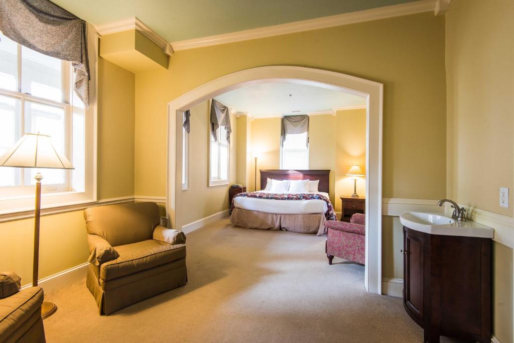 Fort Harrison State Park Inn - Suite King Deluxe