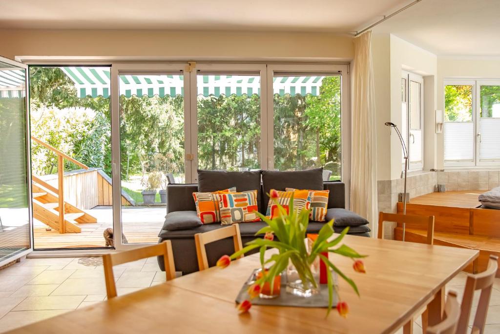 a living room with a couch and a table at Ferienstudio Traunsee in Gmunden