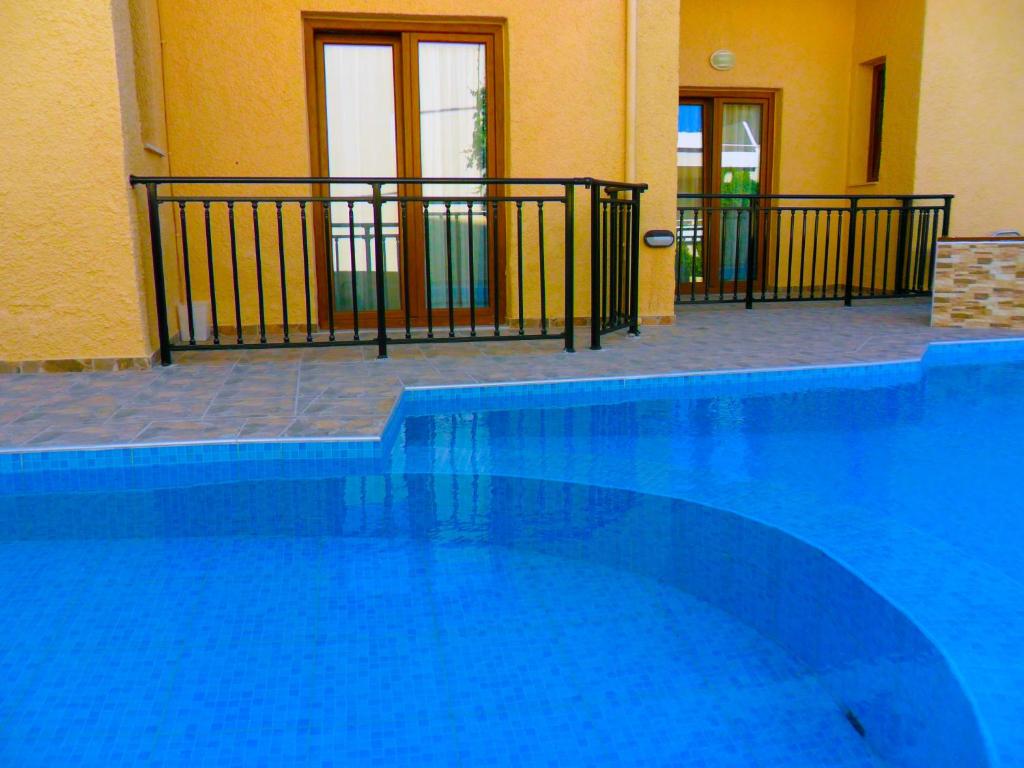 Basen w obiekcie Katerini Apartments Hotel lub w pobliżu