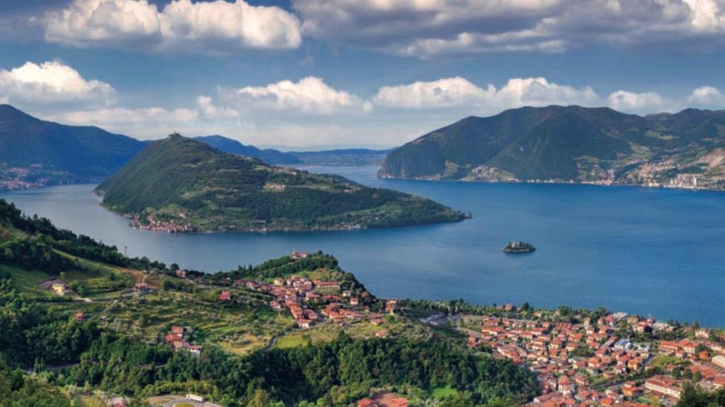 a view of a large body of water with mountains at RK chic Apartments in Colombaro