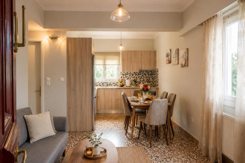 a living room and kitchen with a table and chairs at Villa Berlie in Keramiaí