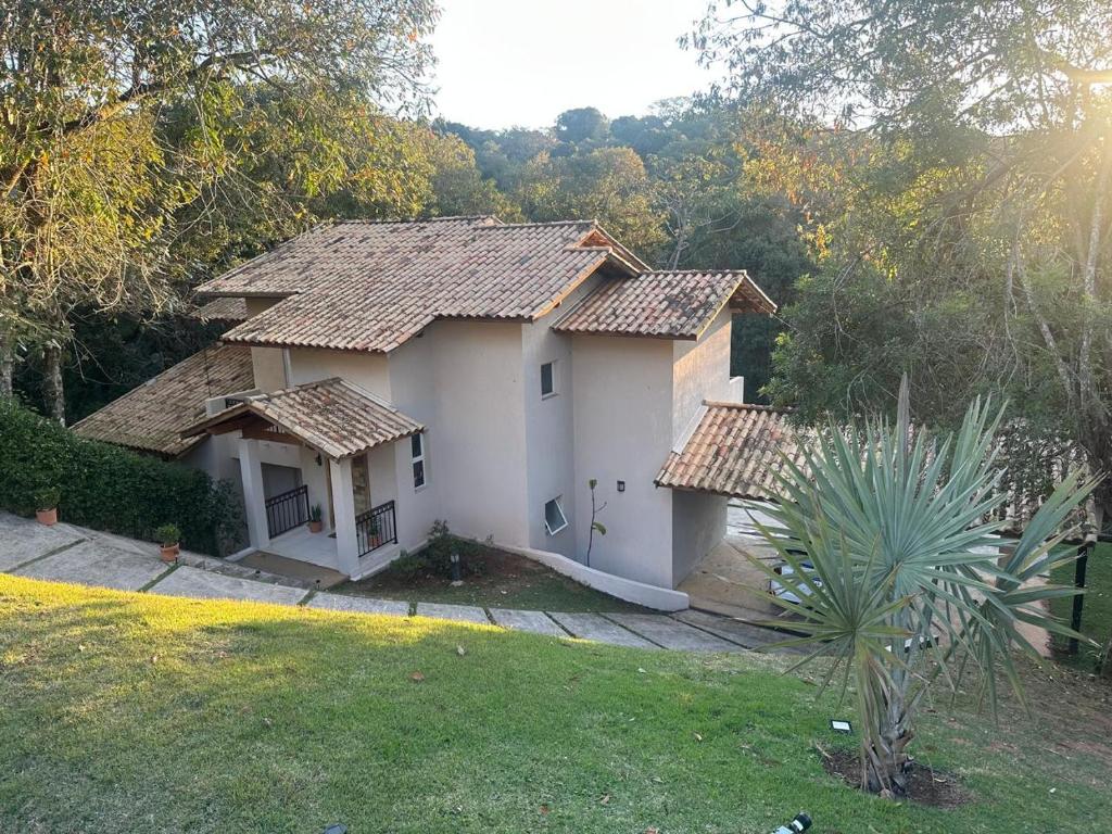a white house with a tile roof at veleiros g3 in Ibiúna