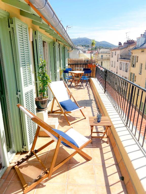 Bright Top Floor 2BR with Large Terrace in Nice Centre