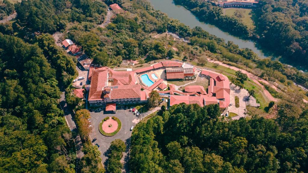 an aerial view of a mansion with a pool at Guararema Parque Hotel in Guararema