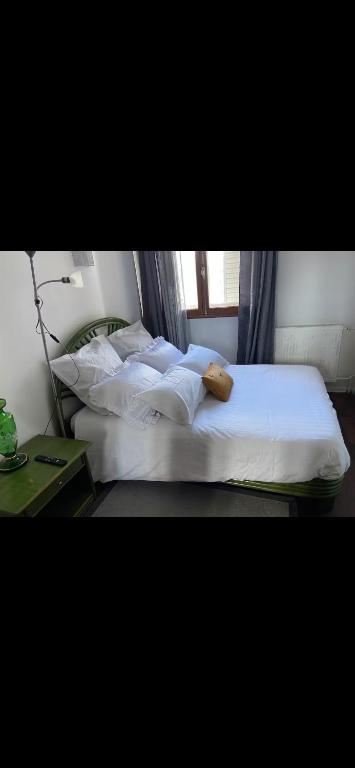 two beds in a bedroom with a window at chambre Cosy et Chambre Sam in Rosny-sous-Bois