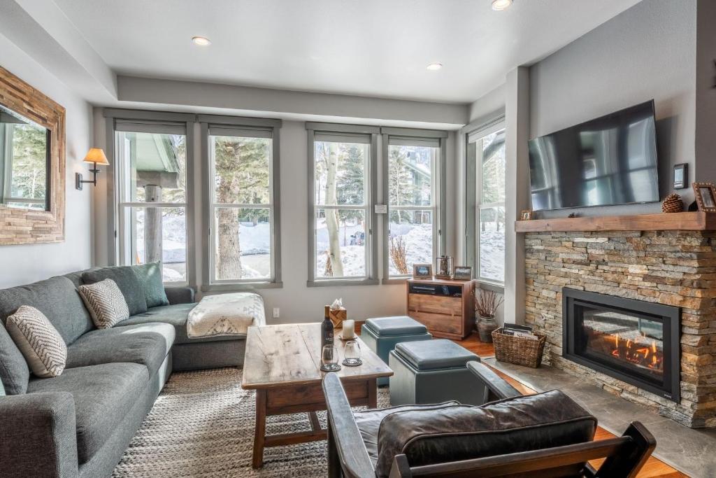 a living room with a couch and a fireplace at Snowcreek V 883 in Mammoth Lakes