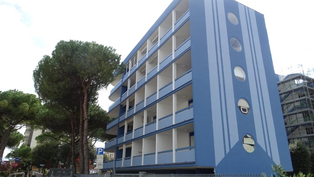 a blue building with a face painted on it at Condominio Vera Cruz in Bibione