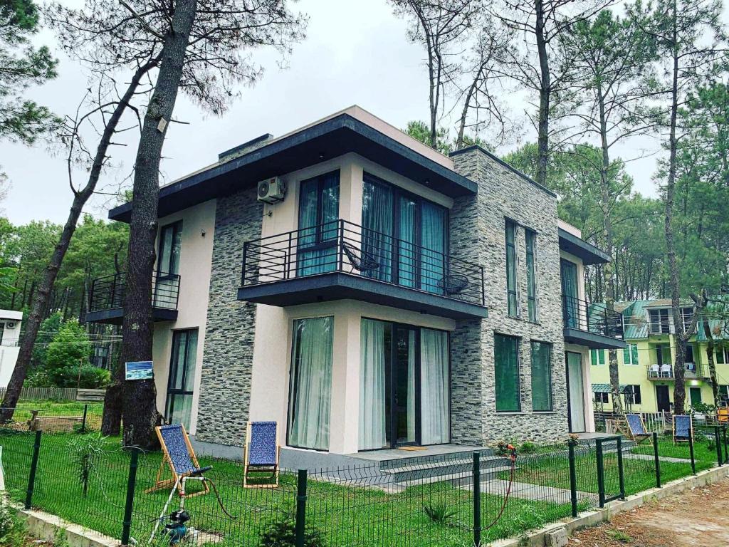 a house with a balcony on the side of it at Kaprovani Two Sides in Urekis Sadguri