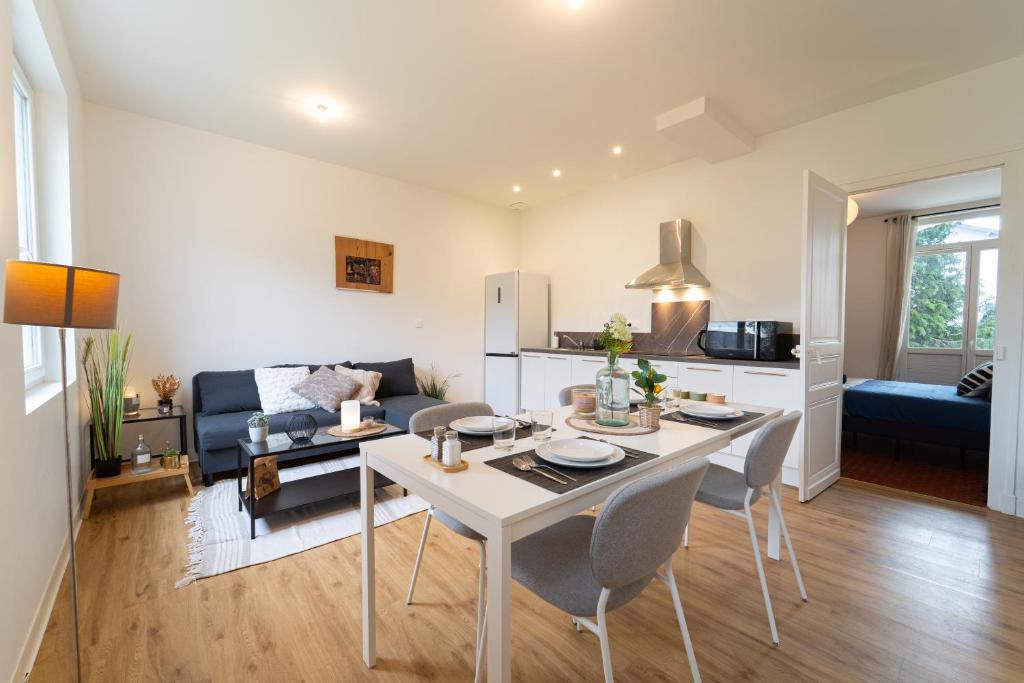 a kitchen and living room with a table and chairs at Au 212, T2 moderne et confortable in Mont-de-Marsan