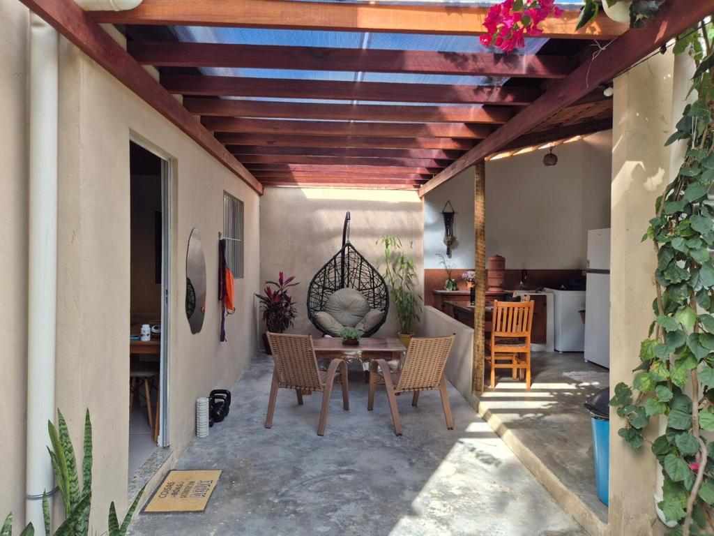 a patio with a table and chairs and a kitchen at Estúdio aconchegante com cozinha externa e quintal in Morro do Chapéu