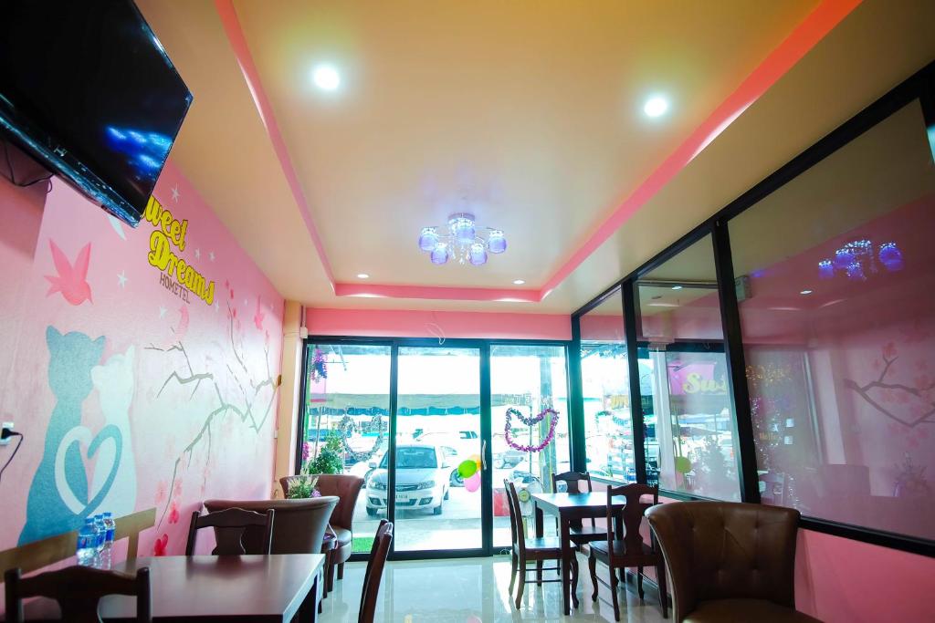 een restaurant met een eetkamer met tafels en stoelen bij Sweet Dreams Hometel in Krabi town