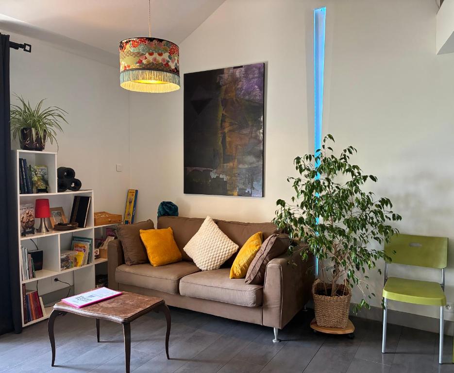 a living room with a couch and a table at L'Alcôve, maison d'artistes in Sacquenay