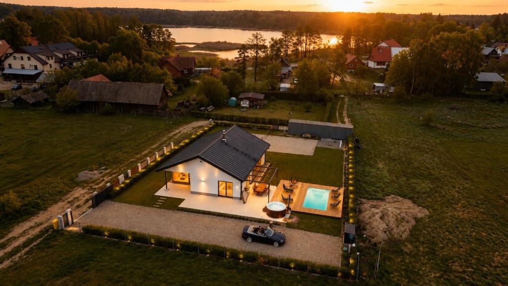 an aerial view of a house with a car in the yard at Piasutno in Piasutno