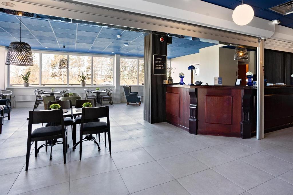 a restaurant with tables and chairs and a bar at Best Western Eskilstuna Arena Hotel in Eskilstuna