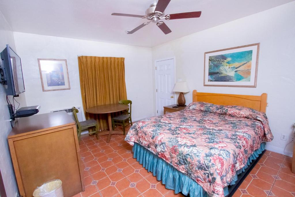 Ein Bett oder Betten in einem Zimmer der Unterkunft Mission Bell Motel
