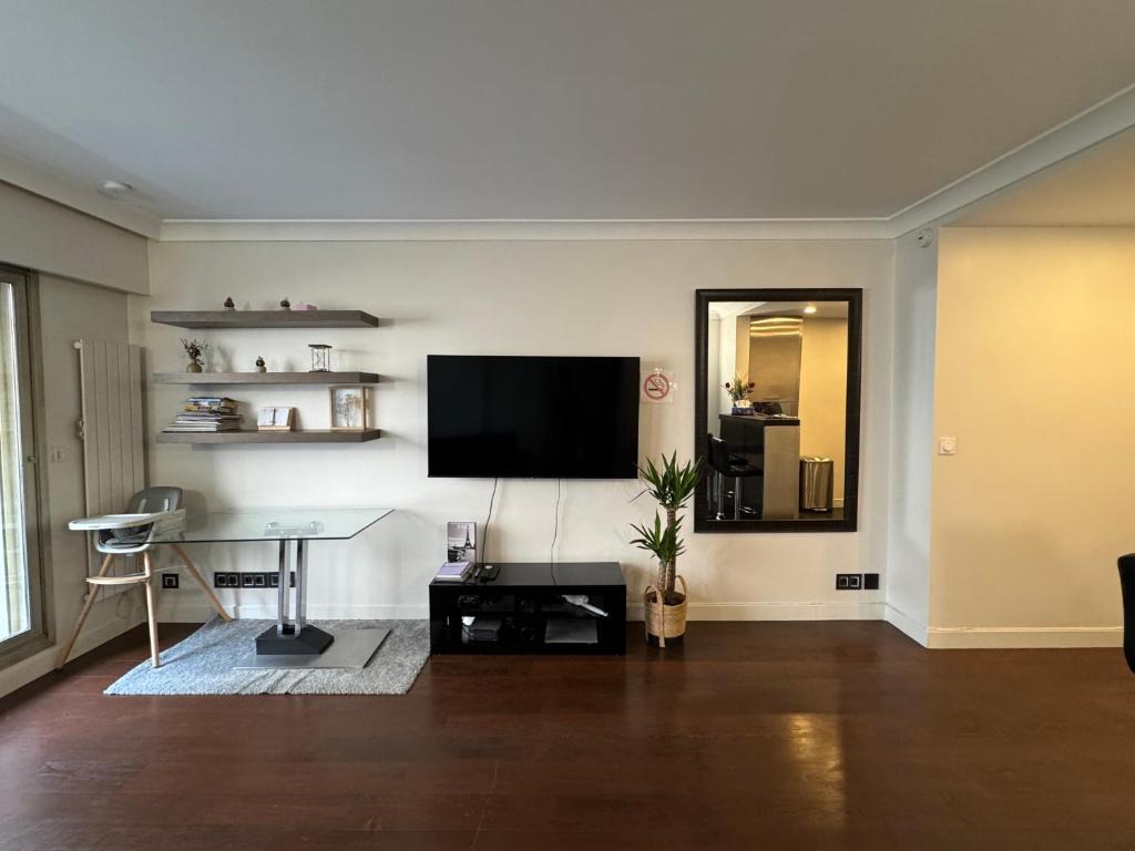 Cozy & Pleasant - Near Champs-Elysée