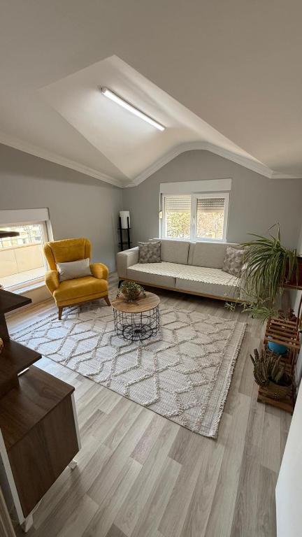 a living room with a couch and a chair at Peribacası Manzaralı Modern Daire 2 in Ürgüp
