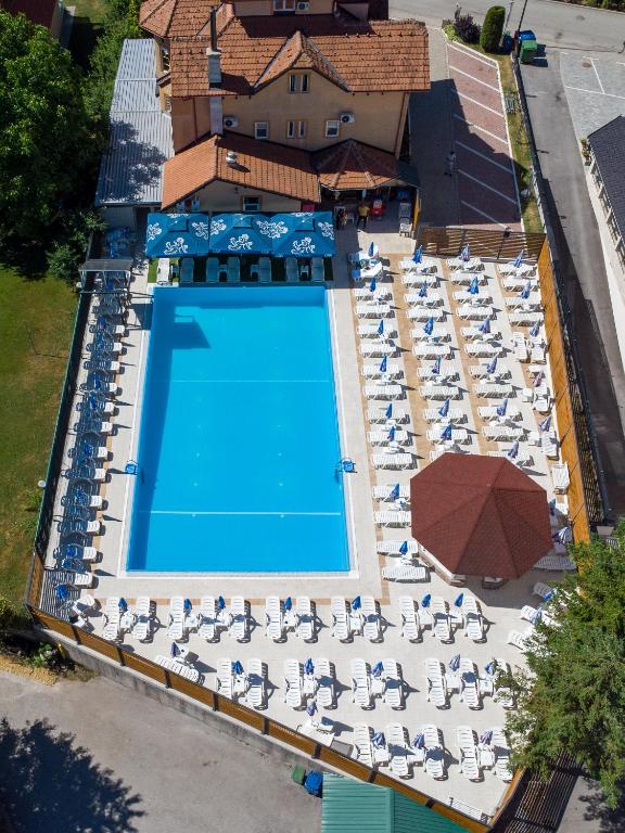 an overhead view of a swimming pool with chaise lounge chairs at Vila Romantika in Zlatibor