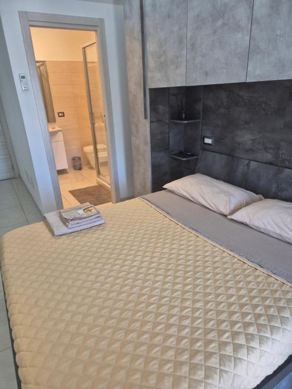 a large bed in a bedroom with a mirror at Roxy's Home In Rome in Rome
