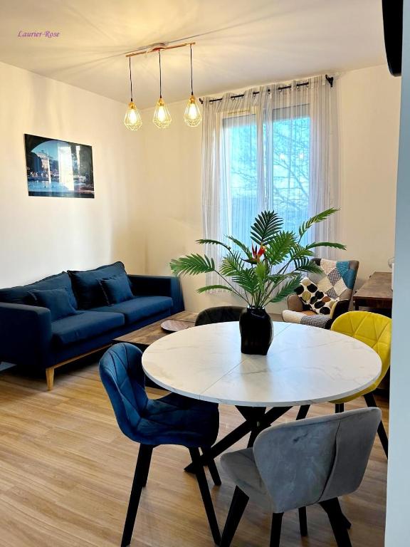 a living room with a table and a couch at Laurier-Rose Gîte in Châteaudun