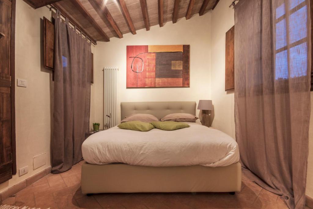 a bedroom with a large bed in a room at Da Leo in Montefollonico