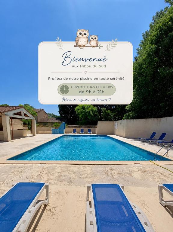 a sign for a swimming pool at a resort at Les hiboux du Sud in Quissac