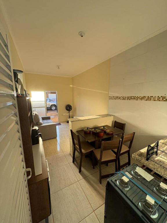 a kitchen and living room with a table and chairs at Casa próximo da Havan, UFMS e ArenaMix com Garagem in Três Lagoas