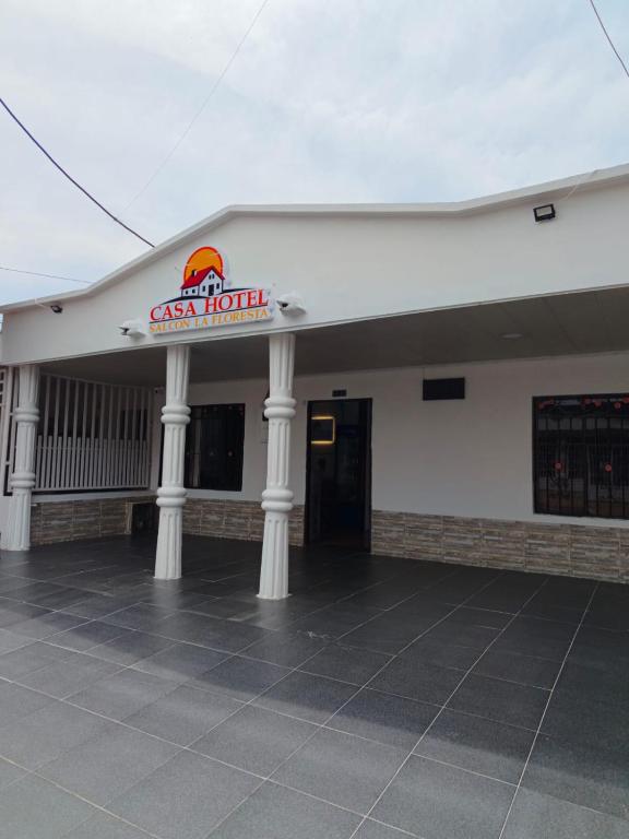 a building with a sign that reads cash hotel at Casa hotel salcon la floresta in Barrancabermeja
