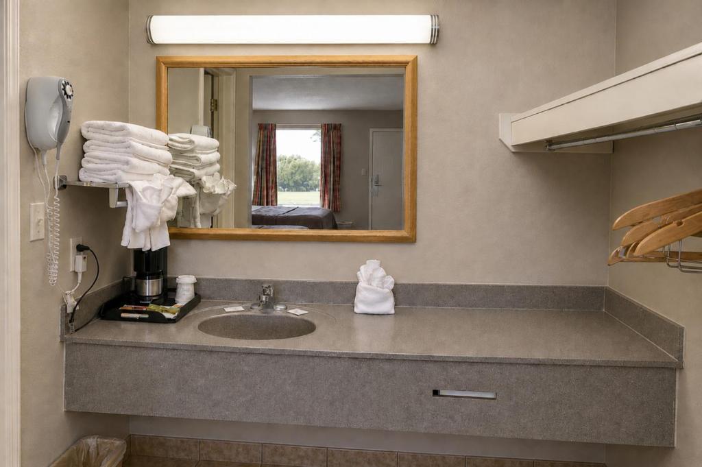Days Inn by Wyndham Apple Valley Pigeon Forge/Sevierville photo