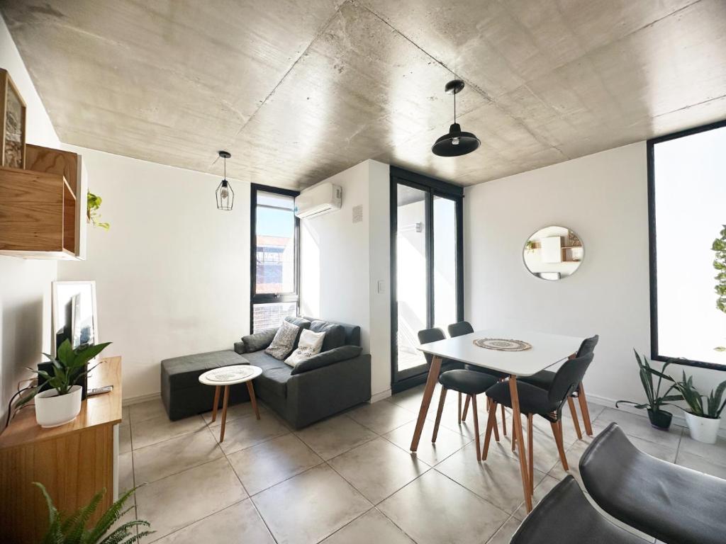 a living room with a couch and a table at Departamento 1 dormitorio Edificio SnJ in Rosario