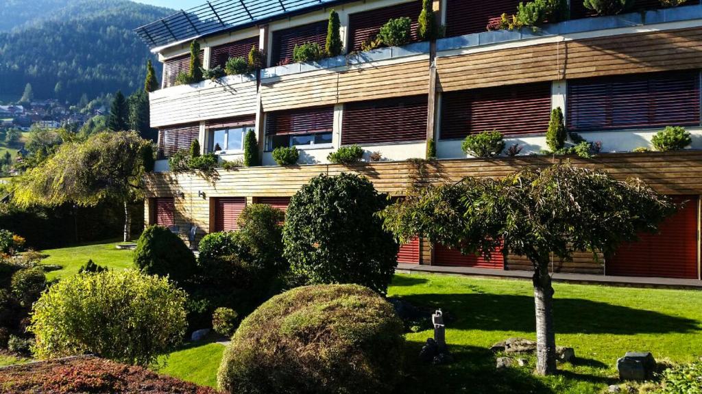 a building with plants on the side of it at Hotel Sonnenheim in Bad Kleinkirchheim